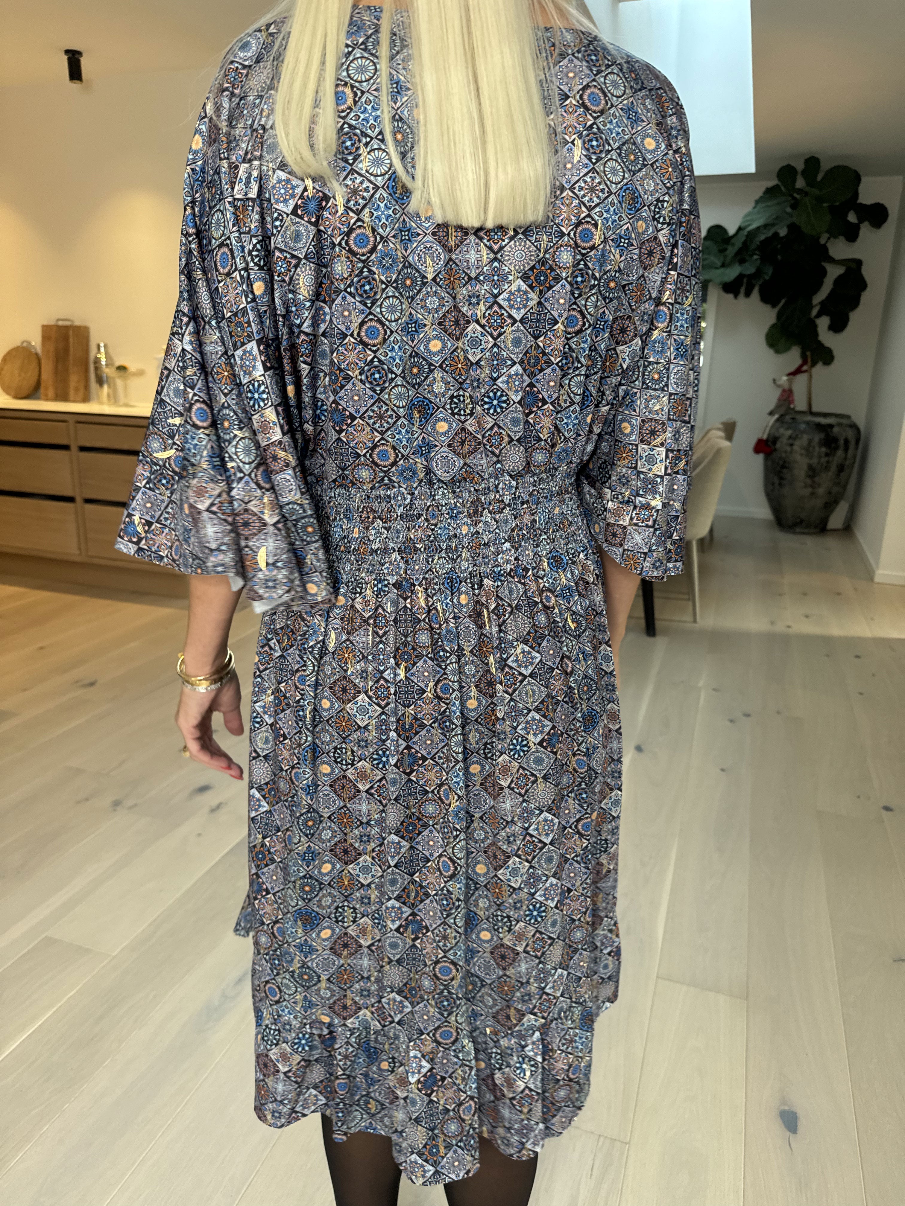 Pamela Mosaic Short - Elastisk klänning med volanger och smock